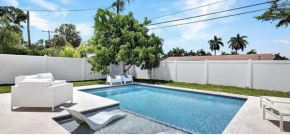 102nd Ave. 5 Bedroom 4 Bath Salt Water Pool Private Yard Walk to Mercato_Pickleball Championships